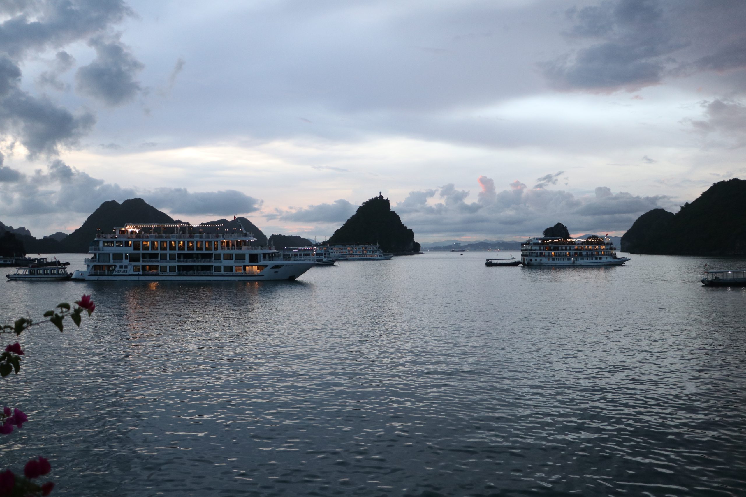itinerario in vietnam Halong bay tramonto