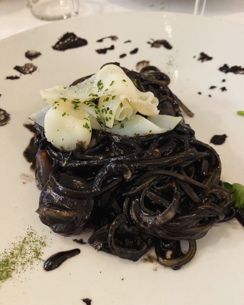 Chiaroscuro _ tagliolini al nero di seppia (vero) con julienne di seppie