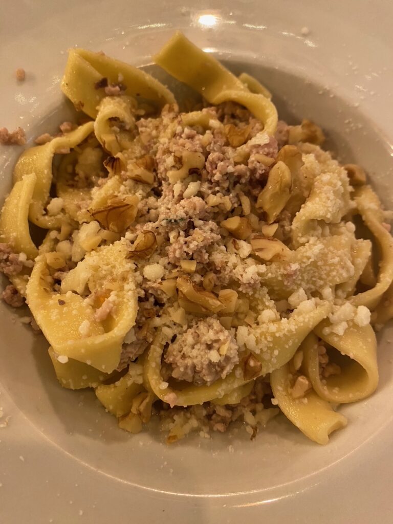 Armando e il Conte Hostaria dal 1738 - tagliatelle fatte in casa con ragù bianco di coniglio, nocciole e pecorino