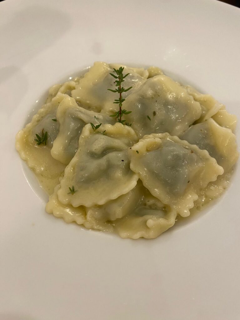 MaMa - ravioli ripieni di borragine con burro e timo