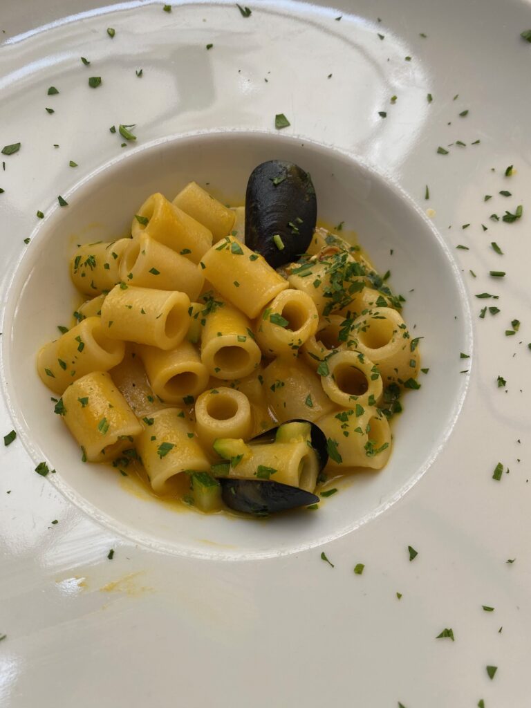 Tubettone Senatore Cappelli con cozze Tarantine crema di carote di Polignano e fiori di zucchina Komera - Cucina nostra