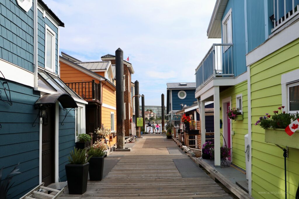 Case galleggianti colorate al Fisherman's Wharf di Victoria, BC
